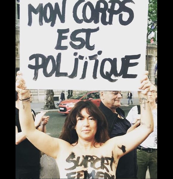 Elsa Wolinski manifeste seins nus à Paris, le 31 mai 2017, pour soutenir les Femen.