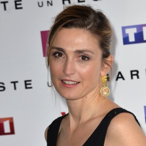 Julie Gayet - Photocall de la série "Juste un regard", adaptation du roman à succès de l'écrivain H. Coben, au cinéma Gaumont Champs-Elysées Marignan à Paris, France, le 11 mai 2017. © Veeren/Bestimage