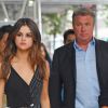 Style 5 : Selena Gomez (en robe Shaina Mote et sandales Louis Vuitton) dans les rues de New York, le 5 juin 2017.