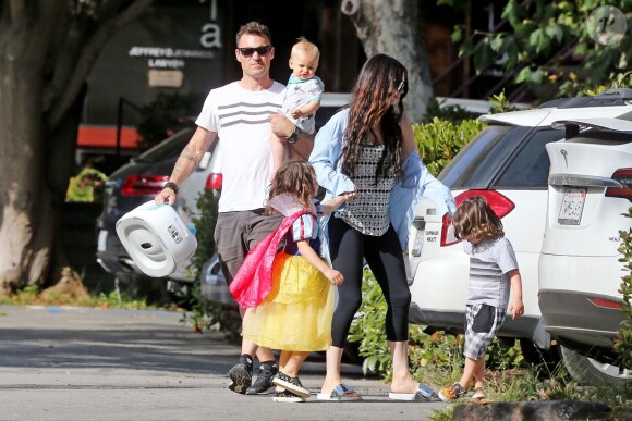Exclusif - Megan Fox et son mari Brian Austin Green sont allés déjeuner avec leurs enfants Noah, Journey et Bodhi au restaurant Nobu à Malibu, le 22 mai 2017