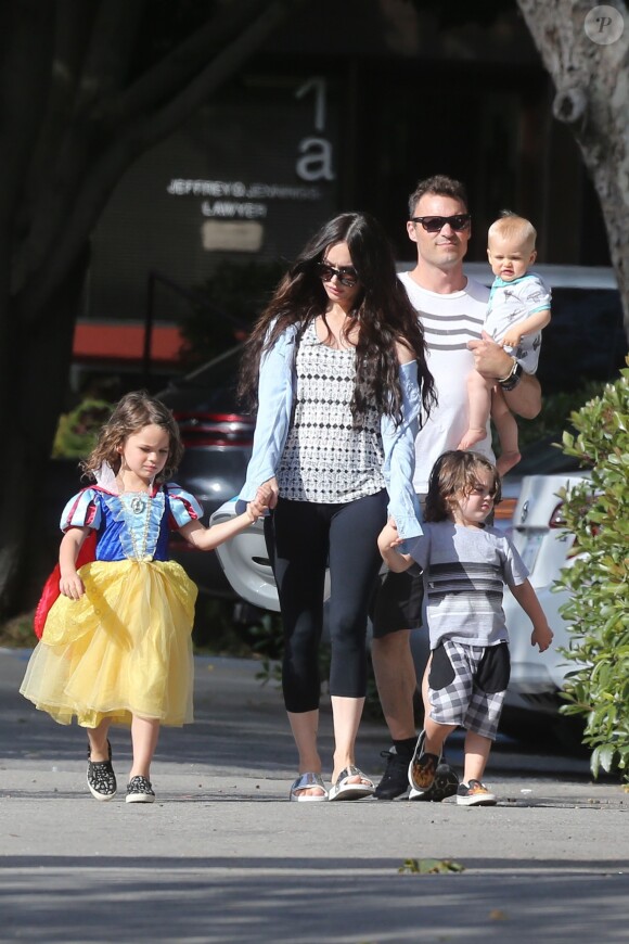 Exclusif - Megan Fox et son mari Brian Austin Green sont allés déjeuner avec leurs enfants Noah, Journey et Bodhi au restaurant Nobu à Malibu, le 22 mai 2017