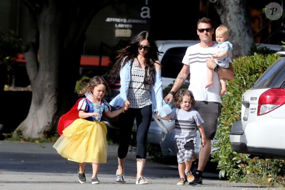 Exclusif - Megan Fox et son mari Brian Austin Green sont allés déjeuner avec leurs enfants Noah, Journey et Bodhi au restaurant Nobu à Malibu, le 22 mai 2017