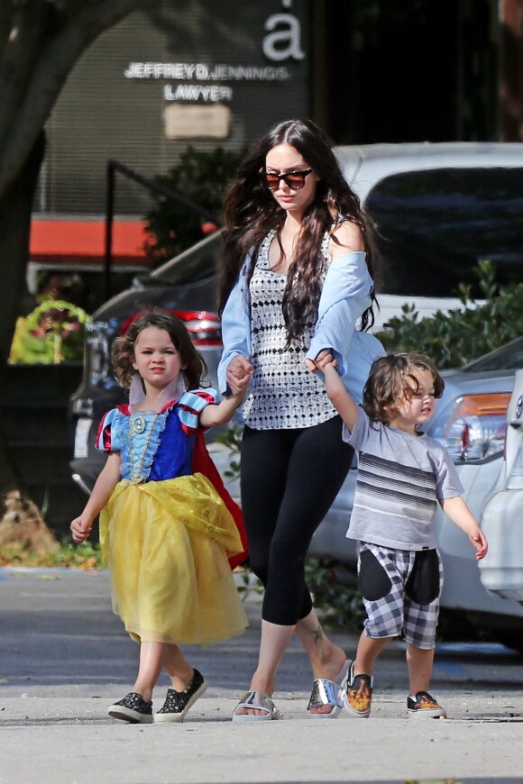Exclusif - Megan Fox tient ses deux aînés par la main, Noah et Bodhi - Megan Fox et son mari Brian Austin Green sont allés déjeuner avec leurs enfants Noah, Journey et Bodhi au restaurant Nobu à Malibu, le 22 mai 2017