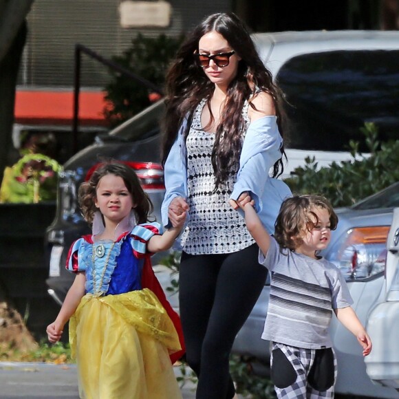 Exclusif - Megan Fox tient ses deux aînés par la main, Noah et Bodhi - Megan Fox et son mari Brian Austin Green sont allés déjeuner avec leurs enfants Noah, Journey et Bodhi au restaurant Nobu à Malibu, le 22 mai 2017