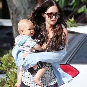 Exclusif - Megan Fox et son petit dernier, Journey - Megan Fox et son mari Brian Austin Green sont allés déjeuner avec leurs enfants Noah, Journey et Bodhi au restaurant Nobu à Malibu, le 22 mai 2017