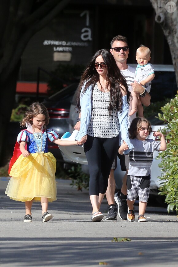 Exclusif - Megan Fox et son mari Brian Austin Green sont allés déjeuner avec leurs enfants Noah, Journey et Bodhi au restaurant Nobu à Malibu, le 22 mai 2017