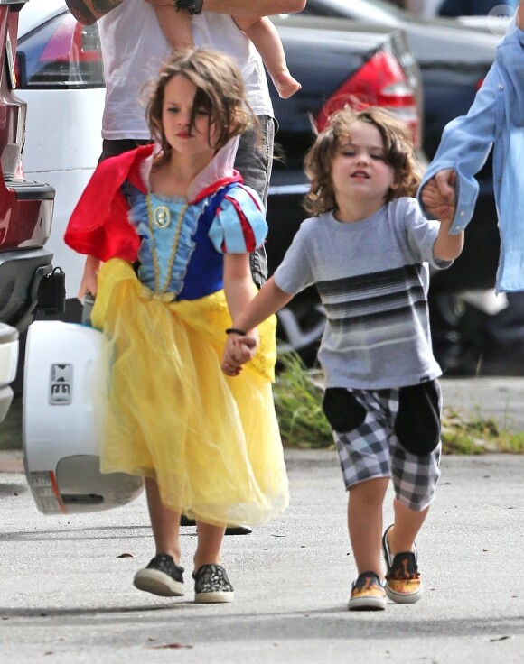 Exclusif - Megan Fox et son mari Brian Austin Green sont allés déjeuner avec leurs enfants Noah, Journey et Bodhi au restaurant Nobu à Malibu, le 22 mai 2017