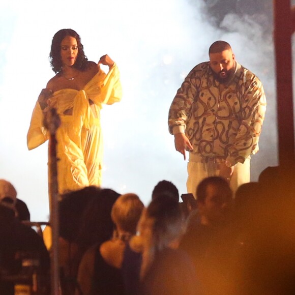 Rihanna sur le tournage de son nouveau clip vidéo avec Dj Khaled dans le quartier de Little Haiti à Miami, le 5 juin 2017. © CPA/Bestimage  Rihanna rocks a pair of incredible skintight green print high-heeled pants as she films her new music video in the heart of Little Haiti in Miami, accompanied by DJ Khaled. Miami, Florida - Monday June 5, 2017.05/06/2017 - Miami