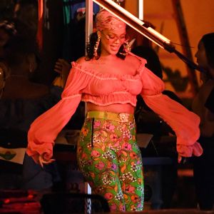 Rihanna, DJ Khaled et Bryson Tiller sur le tournage d'un nouveau clip dans le quartier de Little Haiti à Miami, le 5 juin 2017.