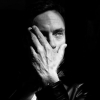 Anthony Delon par Nikos Aliagas ,avec la légende : anthonydelon dans mon objectif. Sans masque, sans fard et sans faux semblants. L'homme connait les caresses éphémères de l'ombre et de la lumière, mais il sait aussi la saveur du voyage que l'on choisit de vivre. Loin des postures et des impostures, ne garder que l'essentiel, fuir le futile et vivre chaque seconde de vie dans sa substance. Vivre libre, la liberté comme une seconde peau. Anthonydelon1985.com