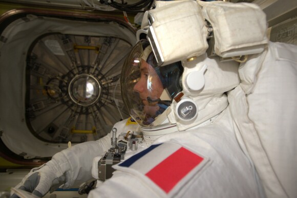 Le spationaute français Thomas Pesquet fait sa première sortie dans l'espace le vendredi 13 janvier 2017.