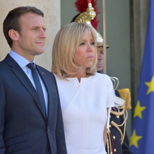 Le président de la République française Emmanuel Macron et sa femme, la première dame Brigitte Macron (Trogneux) raccompagnent après un entretien le président du Guatemala Jimmy Morales et sa femme, la première dame Hilda Patricia Morales au palais de l'Elysée à Paris, France, le 8 juin 2017. © Giancarlo Gorassini/Bestimage F