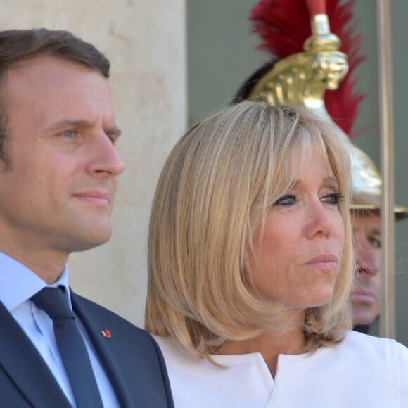 Le président de la République française Emmanuel Macron et sa femme, la première dame Brigitte Macron (Trogneux) raccompagnent après un entretien le président du Guatemala Jimmy Morales et sa femme, la première dame Hilda Patricia Morales au palais de l'Elysée à Paris, France, le 8 juin 2017. © Giancarlo Gorassini/Bestimage F