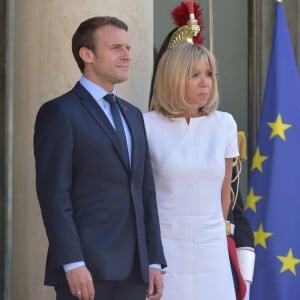 Le président de la République française Emmanuel Macron et sa femme, la première dame Brigitte Macron (Trogneux) raccompagnent après un entretien le président du Guatemala Jimmy Morales et sa femme, la première dame Hilda Patricia Morales au palais de l'Elysée à Paris, France, le 8 juin 2017. © Giancarlo Gorassini/Bestimage