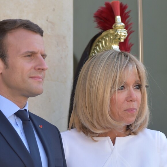 Le président de la République française Emmanuel Macron et sa femme, la première dame Brigitte Macron (Trogneux) raccompagnent après un entretien le président du Guatemala Jimmy Morales et sa femme, la première dame Hilda Patricia Morales au palais de l'Elysée à Paris, France, le 8 juin 2017. © Giancarlo Gorassini/Bestimage