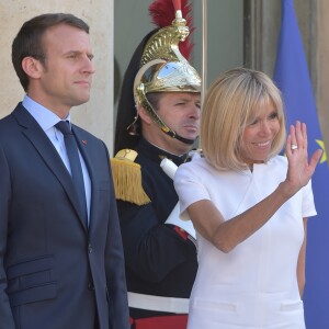 Le président de la République française Emmanuel Macron et sa femme, la première dame Brigitte Macron (Trogneux) raccompagnent après un entretien le président du Guatemala Jimmy Morales et sa femme, la première dame Hilda Patricia Morales au palais de l'Elysée à Paris, France, le 8 juin 2017. © Giancarlo Gorassini/Bestimage