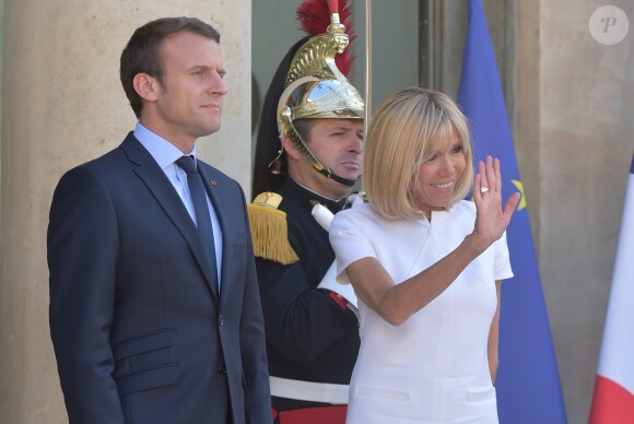 Le président de la République française Emmanuel Macron et sa femme, la première dame Brigitte Macron (Trogneux) raccompagnent après un entretien le président du Guatemala Jimmy Morales et sa femme, la première dame Hilda Patricia Morales au palais de l'Elysée à Paris, France, le 8 juin 2017. © Giancarlo Gorassini/Bestimage