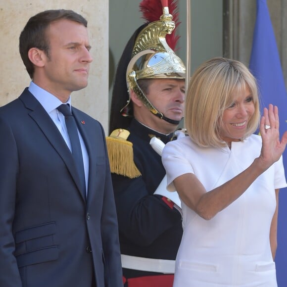 Le président de la République française Emmanuel Macron et sa femme, la première dame Brigitte Macron (Trogneux) raccompagnent après un entretien le président du Guatemala Jimmy Morales et sa femme, la première dame Hilda Patricia Morales au palais de l'Elysée à Paris, France, le 8 juin 2017. © Giancarlo Gorassini/Bestimage