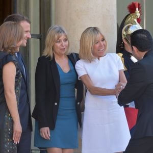 Le président de la République française Emmanuel Macron et sa femme, la première dame Brigitte Macron (Trogneux) raccompagnent après un entretien le président du Guatemala Jimmy Morales et sa femme, la première dame Hilda Patricia Morales au palais de l'Elysée à Paris, France, le 8 juin 2017. © Giancarlo Gorassini/Bestimage