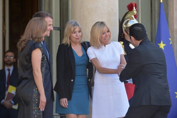 Le président de la République française Emmanuel Macron et sa femme, la première dame Brigitte Macron (Trogneux) raccompagnent après un entretien le président du Guatemala Jimmy Morales et sa femme, la première dame Hilda Patricia Morales au palais de l'Elysée à Paris, France, le 8 juin 2017. © Giancarlo Gorassini/Bestimage