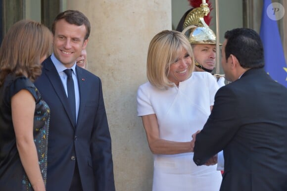 Le président de la République française Emmanuel Macron et sa femme, la première dame Brigitte Macron (Trogneux) raccompagnent après un entretien le président du Guatemala Jimmy Morales et sa femme, la première dame Hilda Patricia Morales au palais de l'Elysée à Paris, France, le 8 juin 2017. © Giancarlo Gorassini/Bestimage
