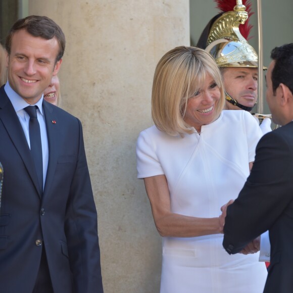 Le président de la République française Emmanuel Macron et sa femme, la première dame Brigitte Macron (Trogneux) raccompagnent après un entretien le président du Guatemala Jimmy Morales et sa femme, la première dame Hilda Patricia Morales au palais de l'Elysée à Paris, France, le 8 juin 2017. © Giancarlo Gorassini/Bestimage