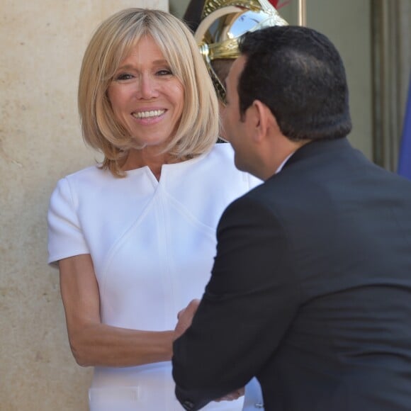 Le président de la République française Emmanuel Macron et sa femme, la première dame Brigitte Macron (Trogneux) raccompagnent après un entretien le président du Guatemala Jimmy Morales et sa femme, la première dame Hilda Patricia Morales au palais de l'Elysée à Paris, France, le 8 juin 2017. © Giancarlo Gorassini/Bestimage