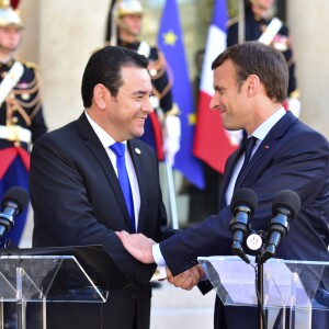 Le président de la République Emmanuel Macron et le président du Guatemala Jimmy Morales font une déclaration à la presse après leur entretien au Palais de l'Elysée à Paris, le 8 juin 2017. © Giancarlo Gorassini/Bestimage
