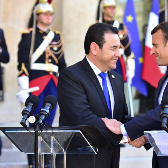 Le président de la République Emmanuel Macron et le président du Guatemala Jimmy Morales font une déclaration à la presse après leur entretien au Palais de l'Elysée à Paris, le 8 juin 2017. © Giancarlo Gorassini/Bestimage