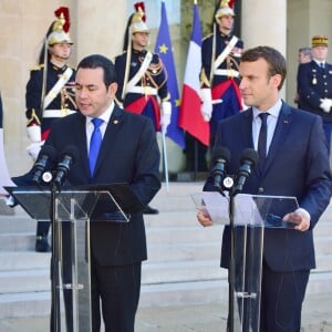 Le président de la République Emmanuel Macron et le président du Guatemala Jimmy Morales font une déclaration à la presse après leur entretien au Palais de l'Elysée à Paris, le 8 juin 2017. © Giancarlo Gorassini/Bestimage