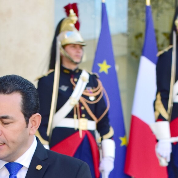 Le président de la République Emmanuel Macron et le président du Guatemala Jimmy Morales font une déclaration à la presse après leur entretien au Palais de l'Elysée à Paris, le 8 juin 2017. © Giancarlo Gorassini/Bestimage