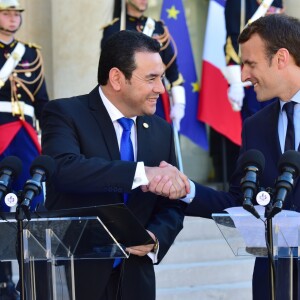 Le président de la République Emmanuel Macron et le président du Guatemala Jimmy Morales font une déclaration à la presse après leur entretien au Palais de l'Elysée à Paris, le 8 juin 2017. © Giancarlo Gorassini/Bestimage