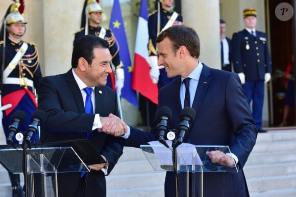 Le président de la République Emmanuel Macron et le président du Guatemala Jimmy Morales font une déclaration à la presse après leur entretien au Palais de l'Elysée à Paris, le 8 juin 2017. © Giancarlo Gorassini/Bestimage
