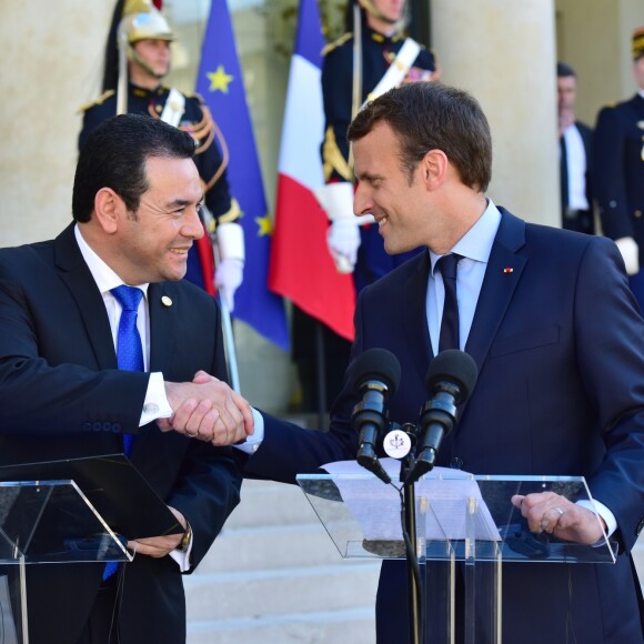 Le président de la République Emmanuel Macron et le président du Guatemala Jimmy Morales font une déclaration à la presse après leur entretien au Palais de l'Elysée à Paris, le 8 juin 2017. © Giancarlo Gorassini/Bestimage