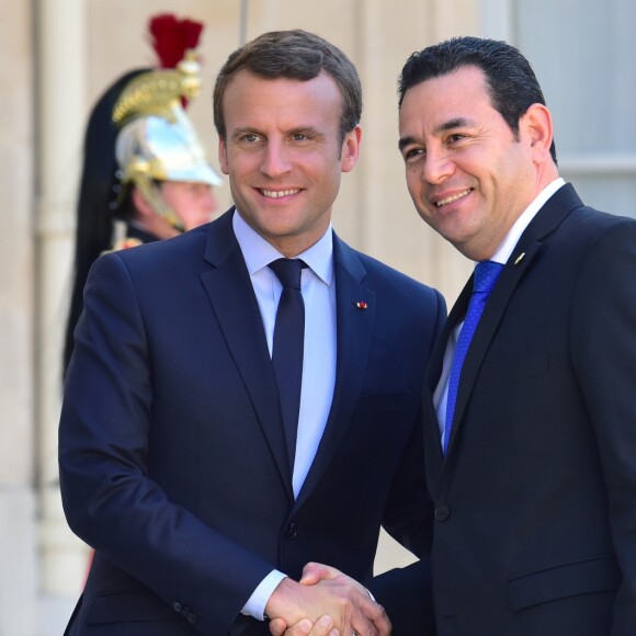 Le président de la République Emmanuel Macron reçoit le président du Guatemala Jimmy Morales au Palais de l'Elysée à Paris, le 8 juin 2017. © Giancarlo Gorassini/Bestimage