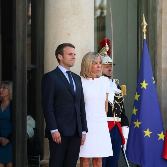 Le président de la République française Emmanuel Macron et sa femme, la première dame Brigitte Macron (Trogneux) raccompagnent le président du Guatemala Jimmy Morales et sa femme, la première dame Hilda Patricia Morales au palais de l'Elysée à Paris, le 8 juin 2017, après un entretien. © Sébastien Valiela/Bestimage