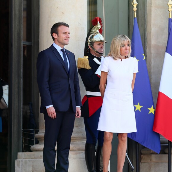 Le président de la République française Emmanuel Macron et sa femme, la première dame Brigitte Macron (Trogneux) raccompagnent le président du Guatemala Jimmy Morales et sa femme, la première dame Hilda Patricia Morales au palais de l'Elysée à Paris, le 8 juin 2017, après un entretien. © Sébastien Valiela/Bestimage