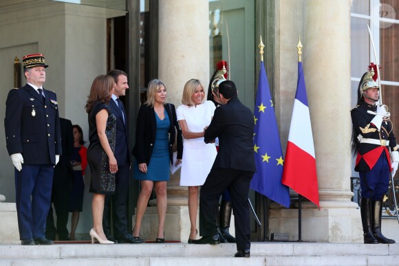 Le président de la République française Emmanuel Macron et sa femme, la première dame Brigitte Macron (Trogneux) raccompagnent le président du Guatemala Jimmy Morales et sa femme, la première dame Hilda Patricia Morales au palais de l'Elysée à Paris, le 8 juin 2017, après un entretien. © Sébastien Valiela/Bestimage