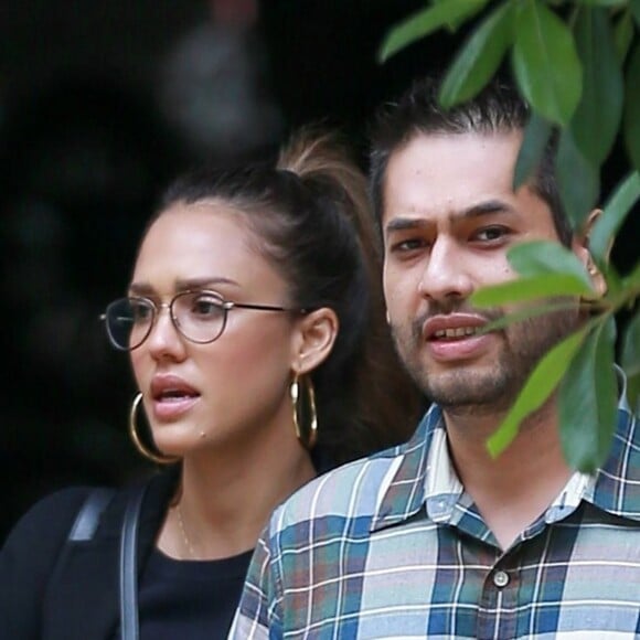 Exclusif - Jessica Alba se promène avec un ami à Los Angeles, le 25 mai 2017.