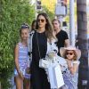 Jessica Alba fait du shopping avec ses filles Honor et Haven chez English Rabbit à Beverly Hills, le 20 mai 2017