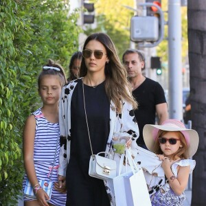 Jessica Alba fait du shopping avec ses filles Honor et Haven chez English Rabbit à Beverly Hills, le 20 mai 2017