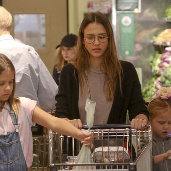 Exclusif - Jessica Alba fait du shopping avec ses filles Honor et Haven au Whole Foods à Beverly Hills, le 29 avril 2017