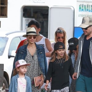 Exclusif - Jessica Alba en famille avec son mari Cash Warren et ses filles Honor et Haven profitent de leur journée à Hawaï le 30 décembre 2016