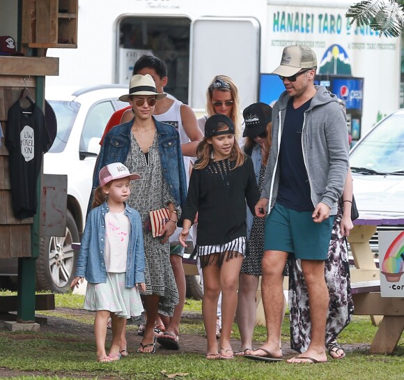 Exclusif - Jessica Alba en famille avec son mari Cash Warren et ses filles Honor et Haven profitent de leur journée à Hawaï le 30 décembre 2016