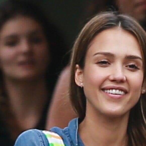 Jessica Alba fait ses courses avec une amie chez "Footland" à Los Angeles, le 29 décembre 2016.