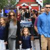 Jessica Alba se promène en famille avec son mari Cash Warren et ses filles Honor et Haven à The Grove à Los Angeles, le 19 novembre 2016