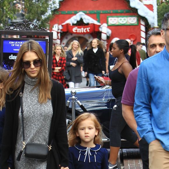 Jessica Alba se promène en famille avec son mari Cash Warren et ses filles Honor et Haven à The Grove à Los Angeles, le 19 novembre 2016