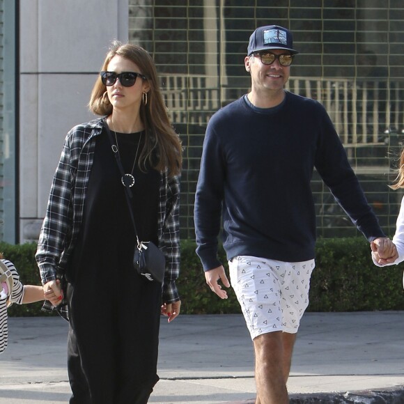 Jessica Alba se promène en famille avec son mari Cash Warren et ses filles Honor et Haven dans les rues de West Hollywood, le 6 novembre 2016