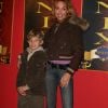 Indra et son fils Ollie pour la première du Cirque Phenix à Paris le 3 décembre 2007.