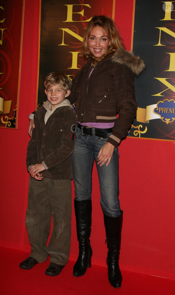 Indra et son fils Ollie pour la première du Cirque Phenix à Paris le 3 décembre 2007.